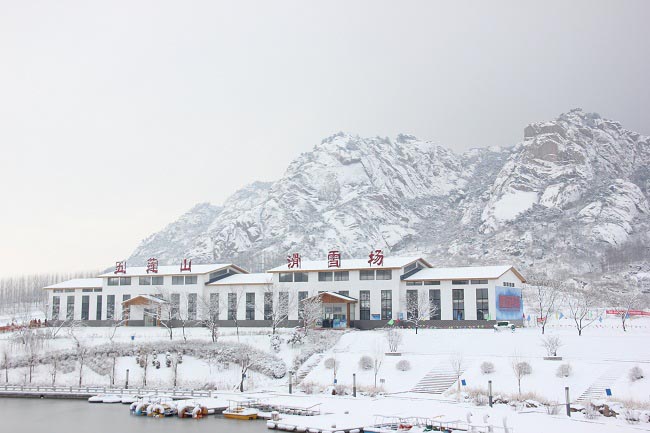 五莲山滑雪场门票价格(不包括节假日):  小时滑雪票门市价格100元/人